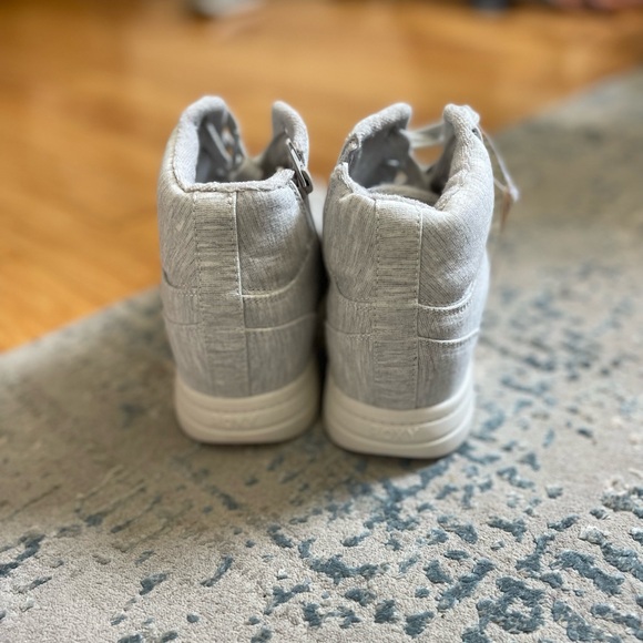 Roxy sneakers size 8.5 - Picture 3 of 7